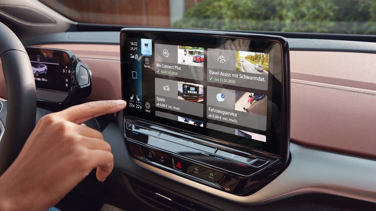 Nahaufnahme von Hand, die In-Car App im VW Infotainment-System benutzt