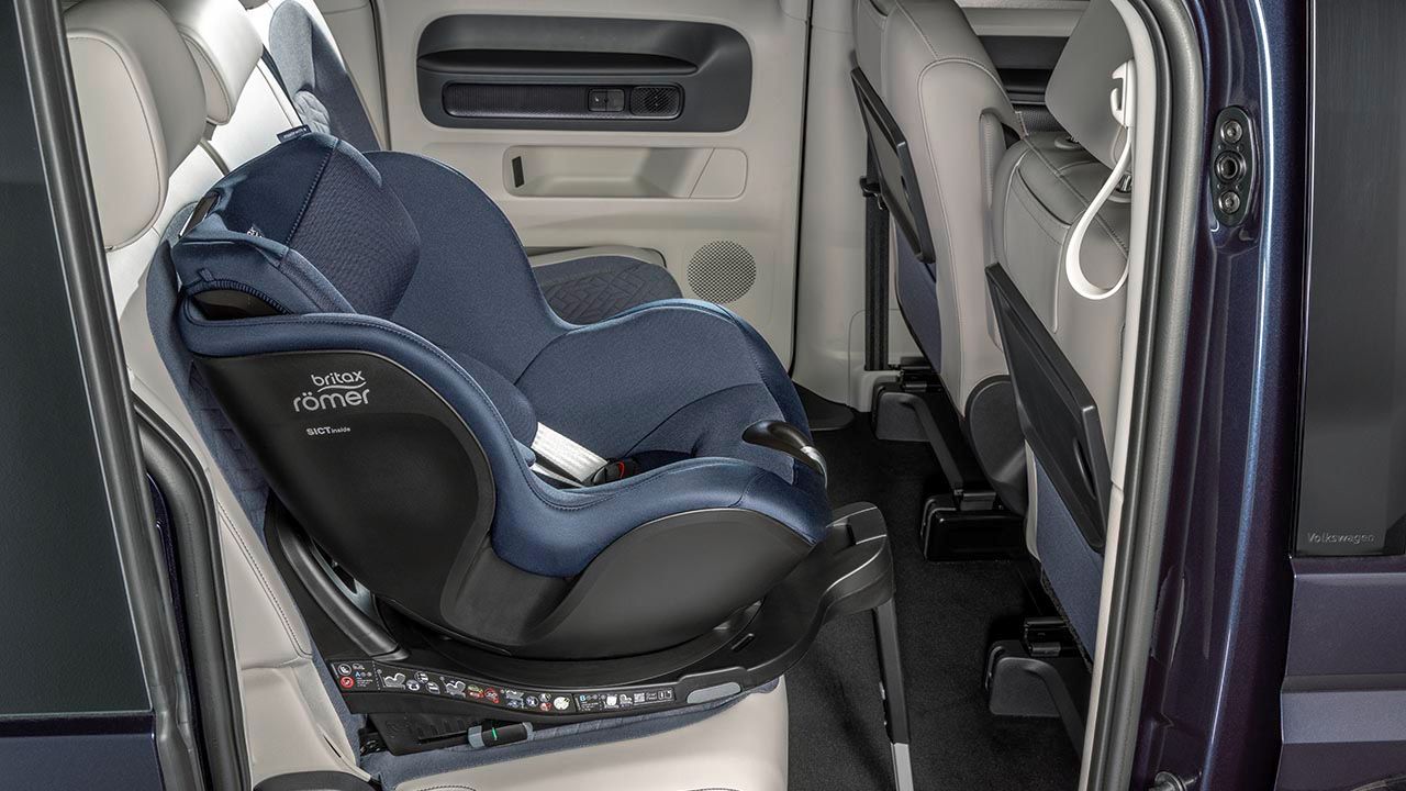 Volkswagen Original  i-SIZE Dualfix in Fahrtrichtung auf der Rückbank eines Volkswagen fixiert.