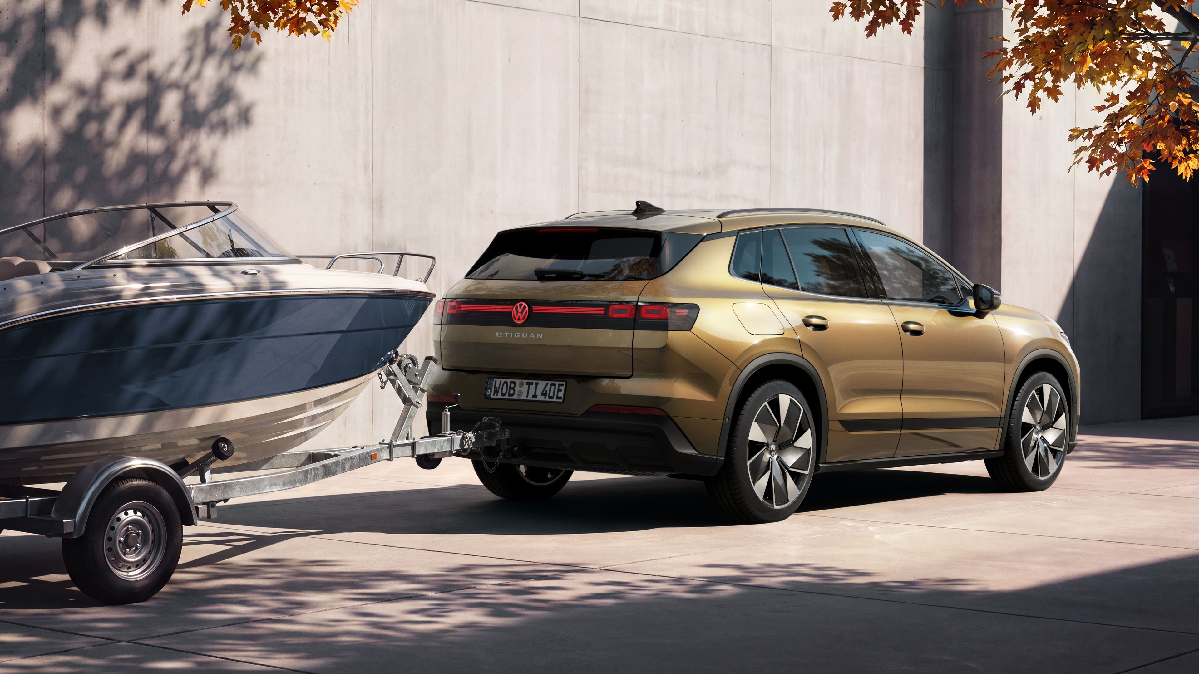 Čistě elektrický Volkswagen ID. Tiguan - zadní pohled s přívěsem