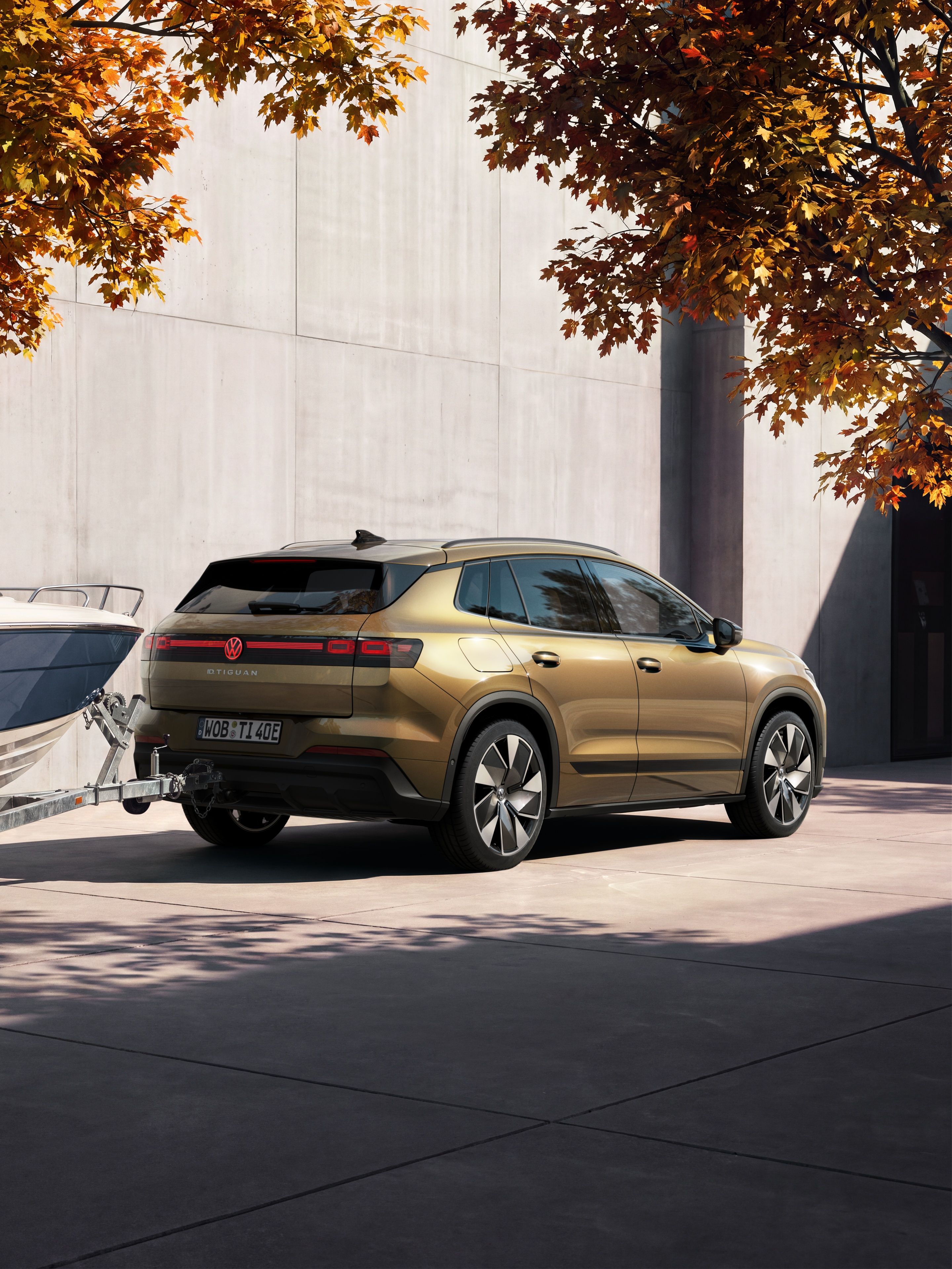 Čistě elektrický Volkswagen ID. Tiguan - zadní pohled s přívěsem