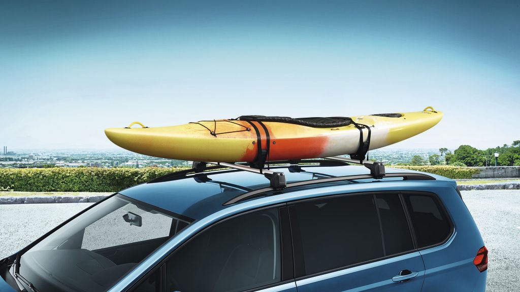 Volkswagen Touran s držákem kajaku na střeše