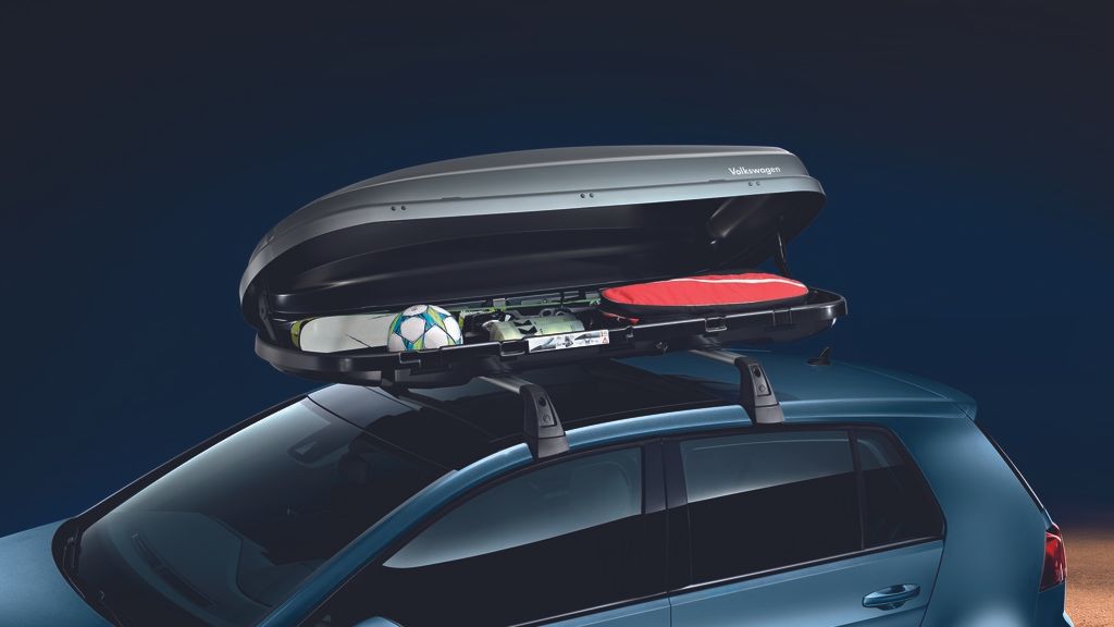 Volkswagen s namontovaným střešním boxem