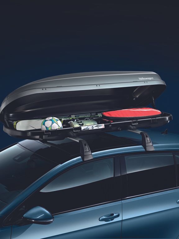 Volkswagen s namontovaným střešním boxem