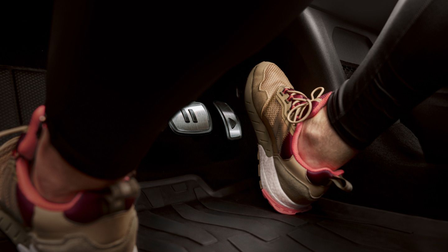 Blick auf die Pedale eines ID.3, eine Person drückt auf das Gaspedal. 