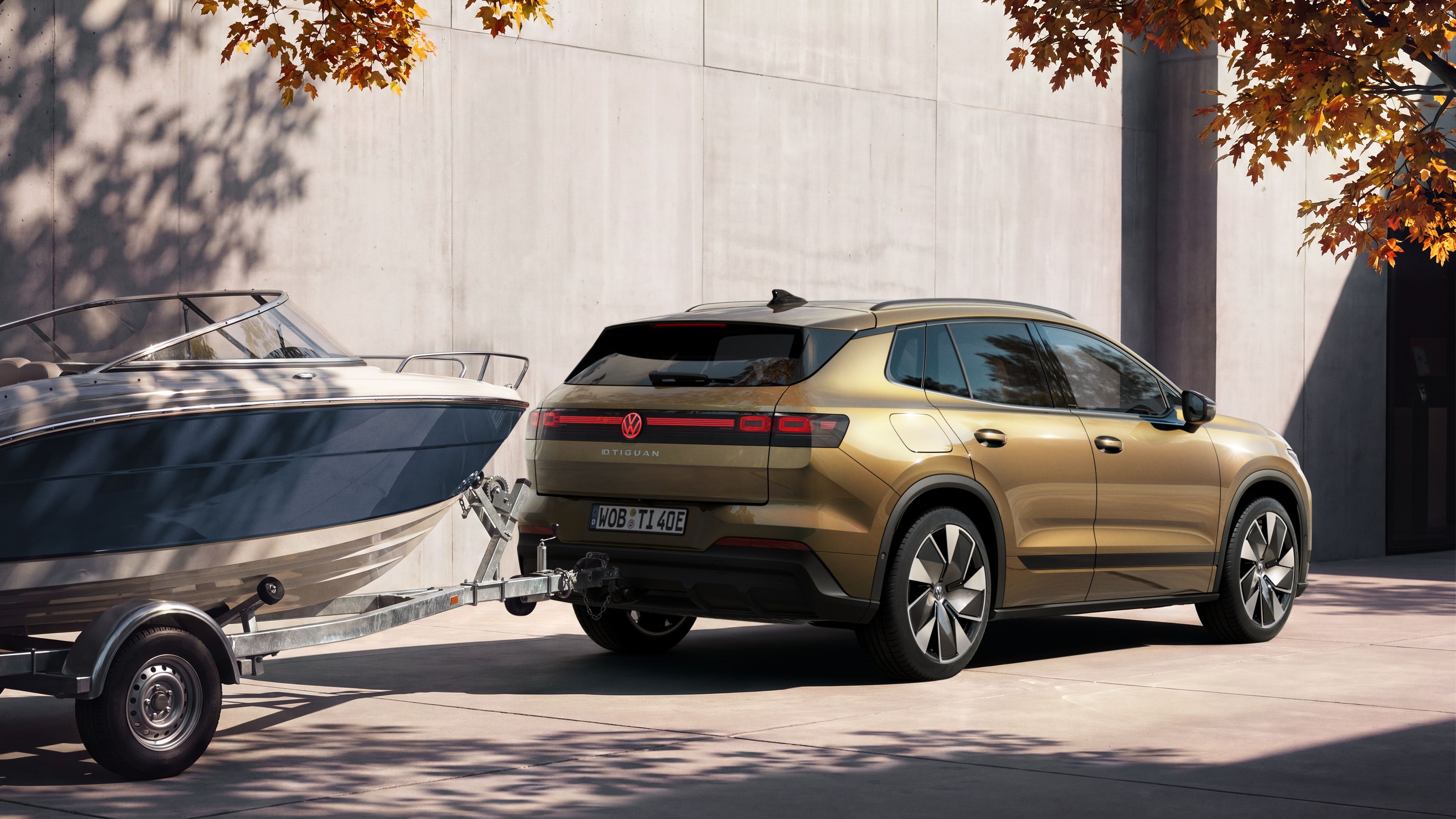 Čistě elektrický Volkswagen ID. Tiguan - zadní pohled s přívěsem