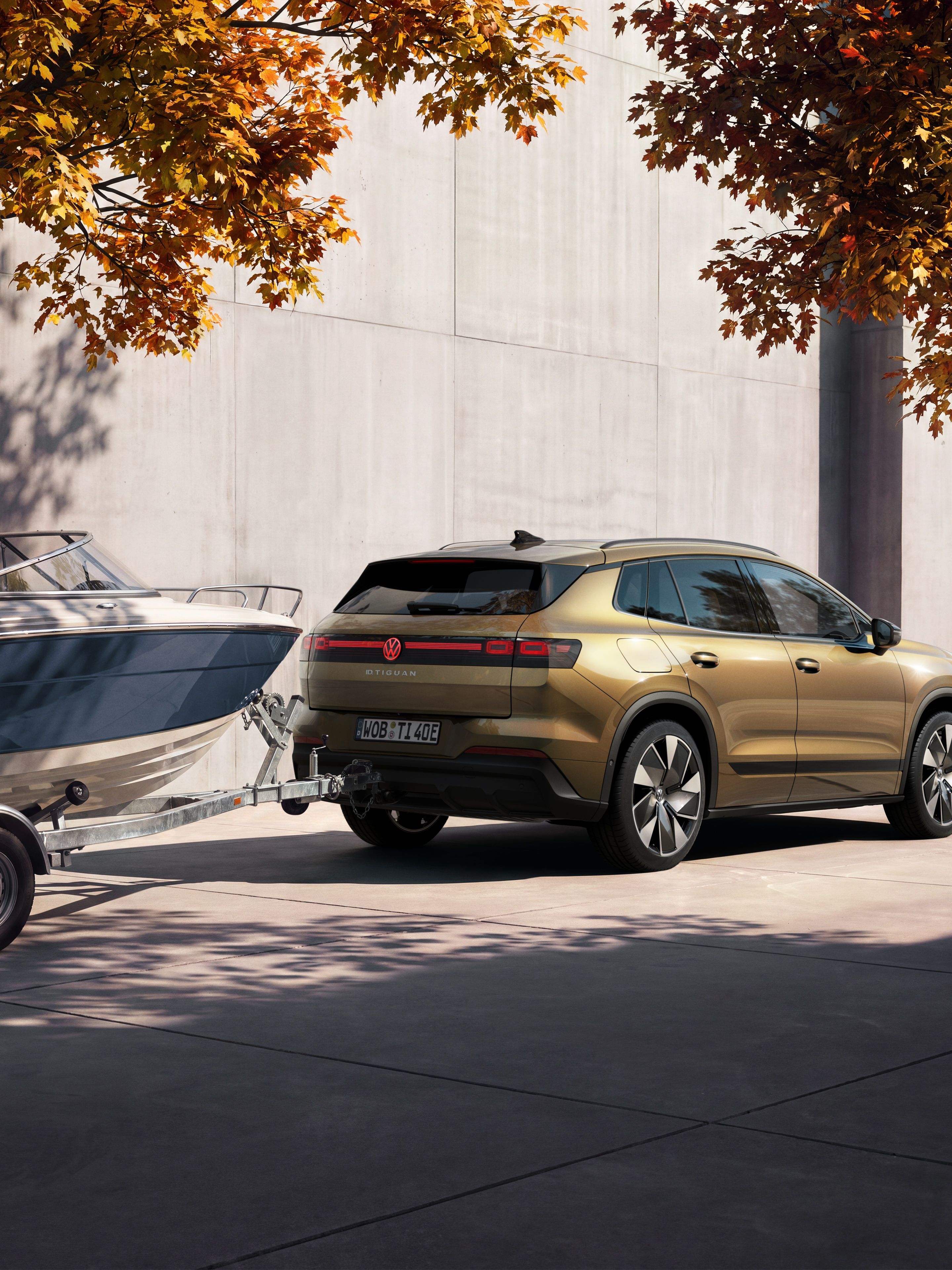 Čistě elektrický Volkswagen ID. Tiguan - zadní pohled s přívěsem