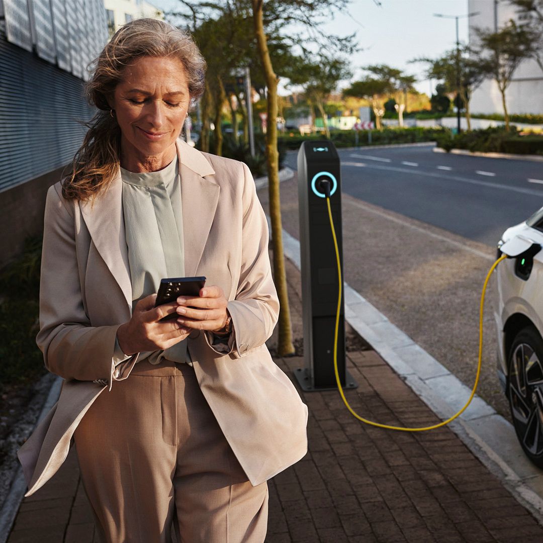 Žena při používání služby We Charge v aplikaci Volkswagen ID.