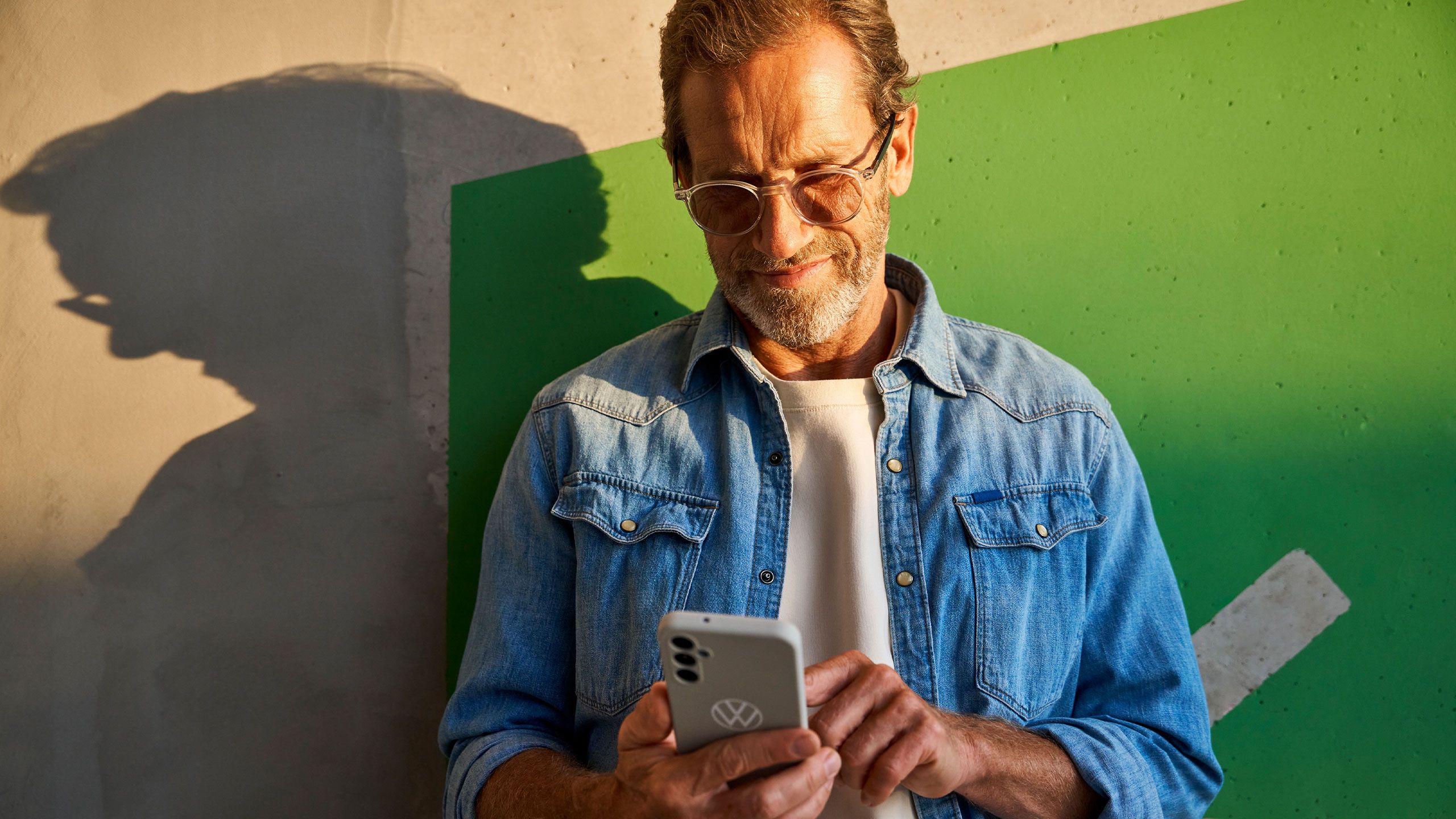 Zákazník koukající do mobilního telefonu