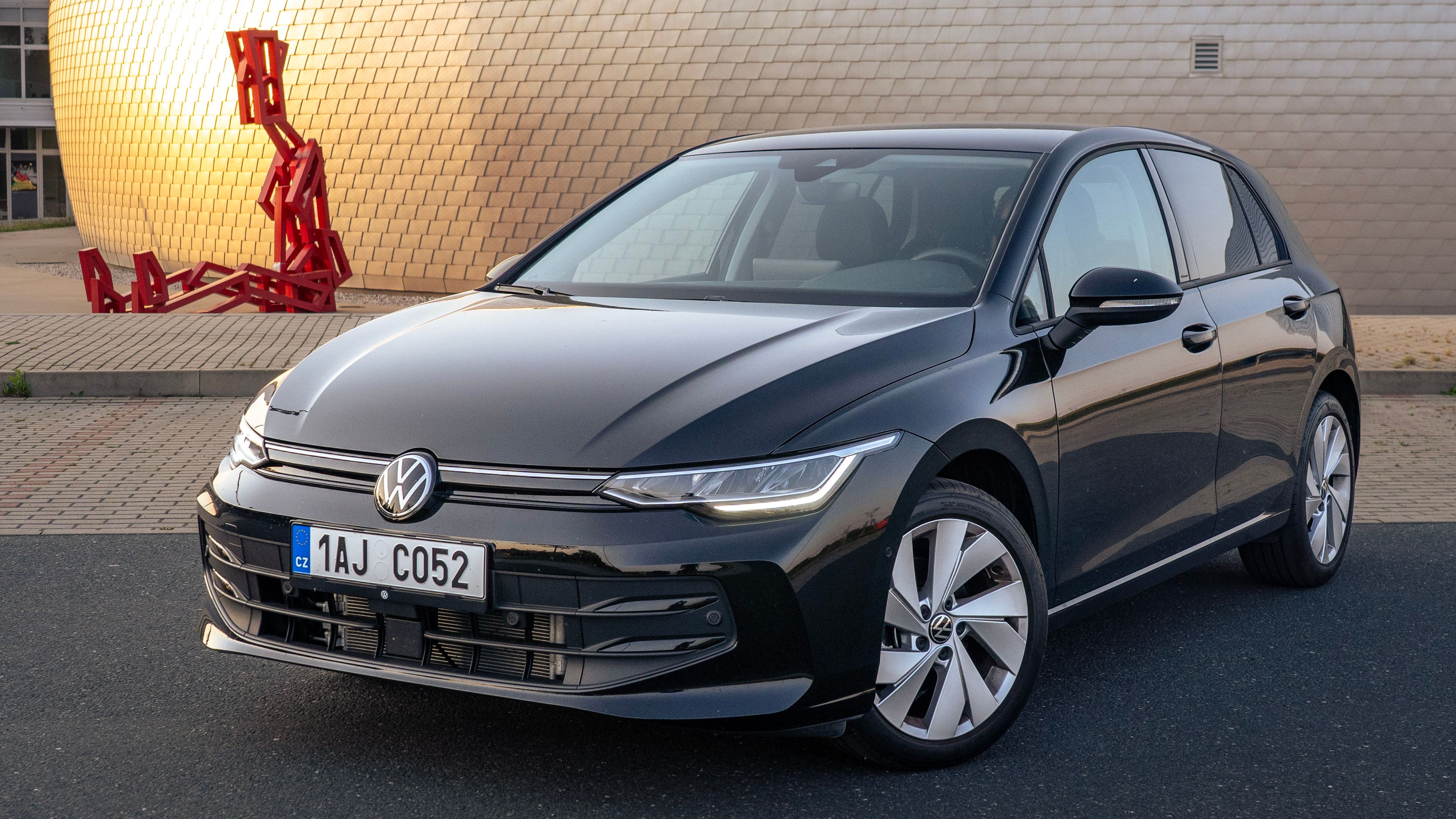 Volkswagen Golf v černé barvě