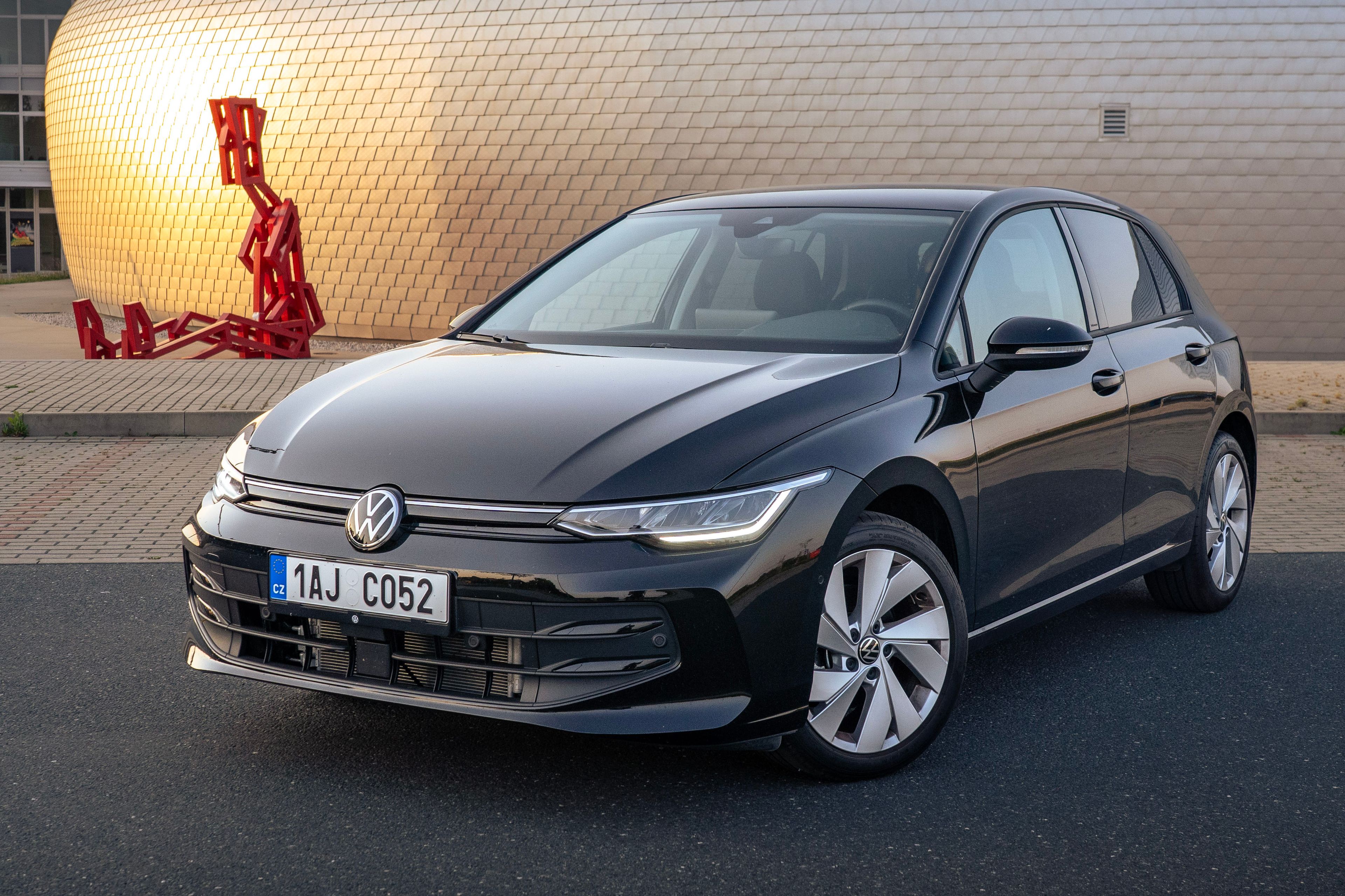 Volkswagen Golf v černé barvě