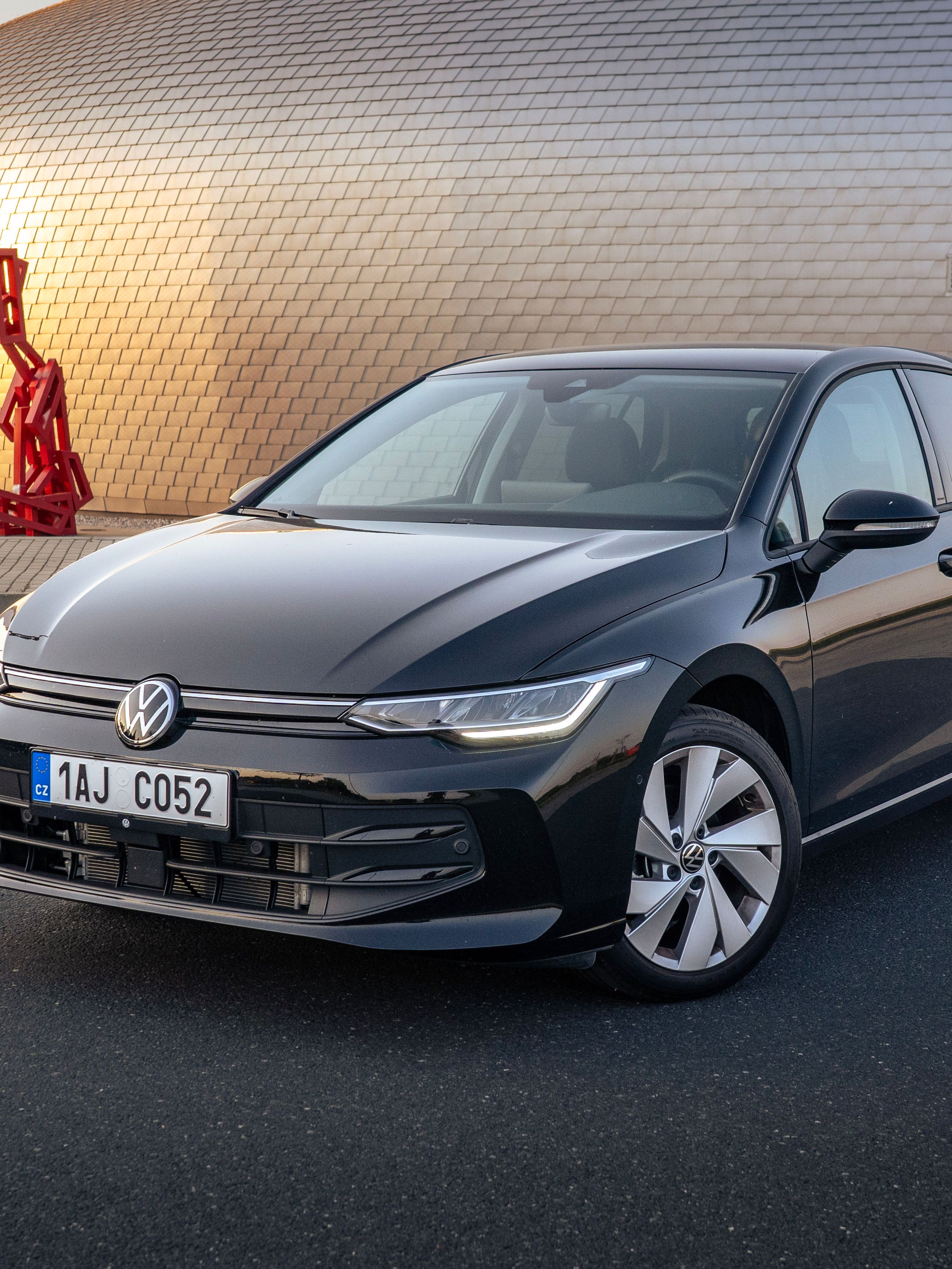 Volkswagen Golf v černé barvě