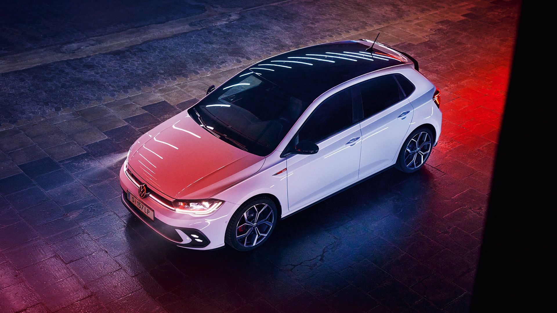 Pohled shora na Volkswagen Polo GTI v bílé barvě s černou střechoumit schwarzem Dach.