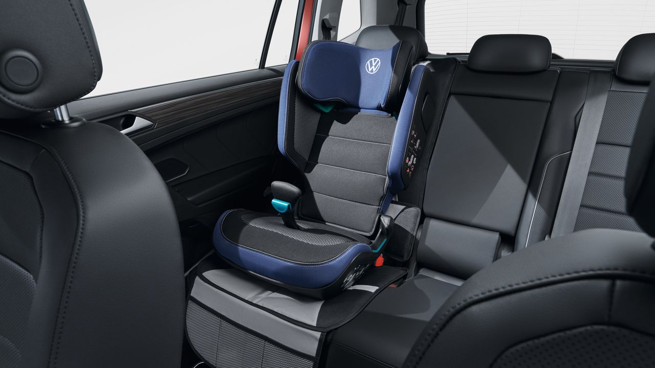 Volkswagen Original i-Size KIDFIX Kindersitz in Fahrtrichtung auf der Rückbank eines Volkswagen montiert.