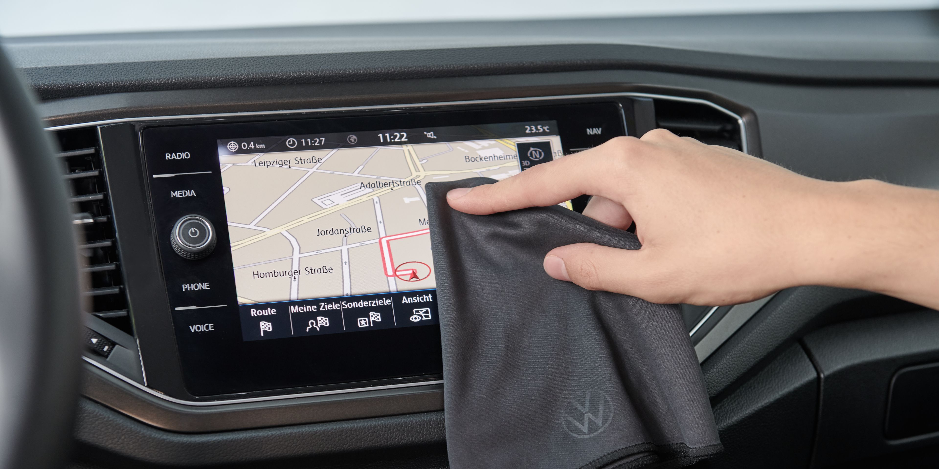 Displej navigace Volkswagen je čištěn utěrkou Volkswagen.