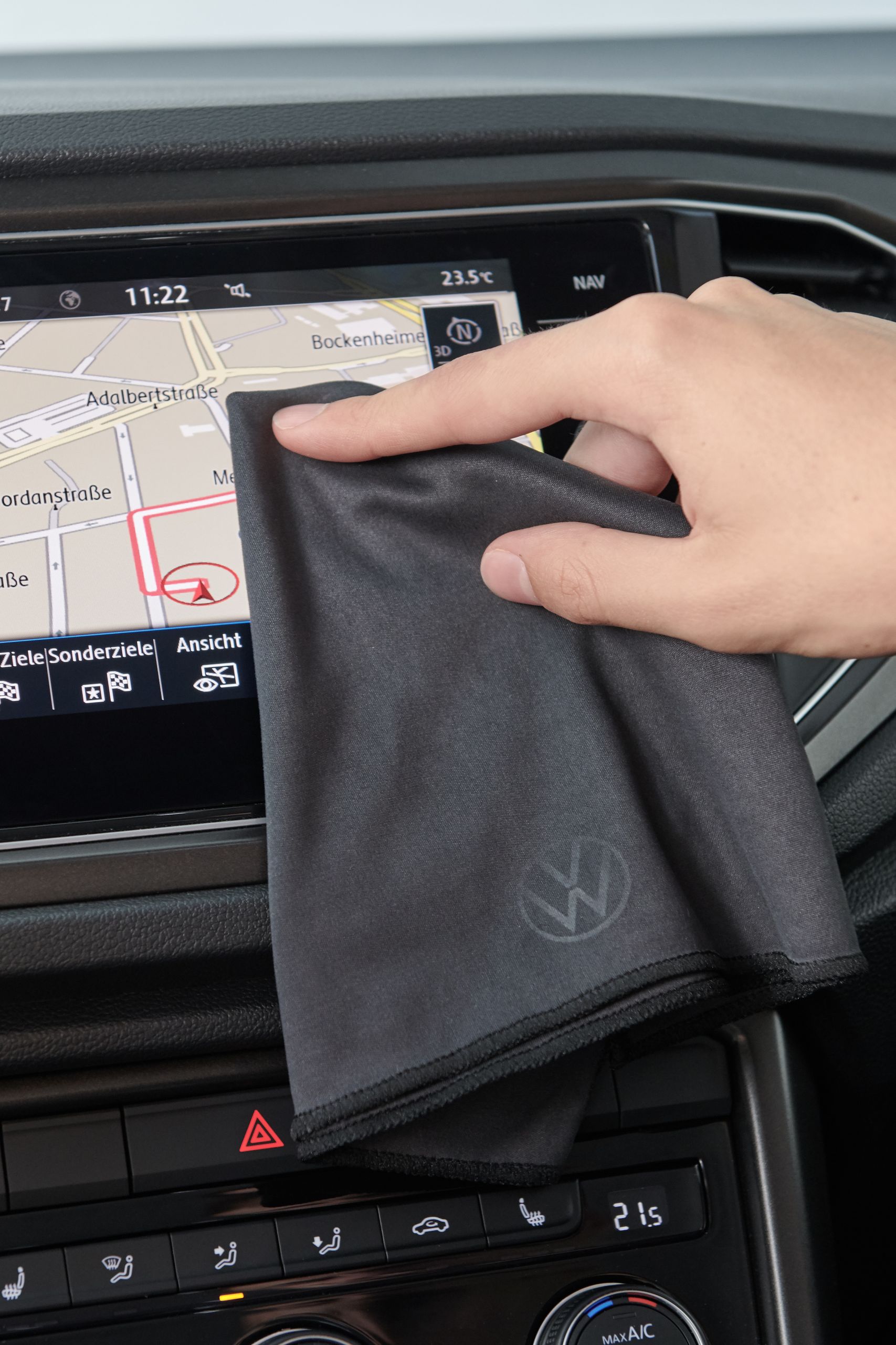 Displej navigace Volkswagen je čištěn utěrkou Volkswagen.