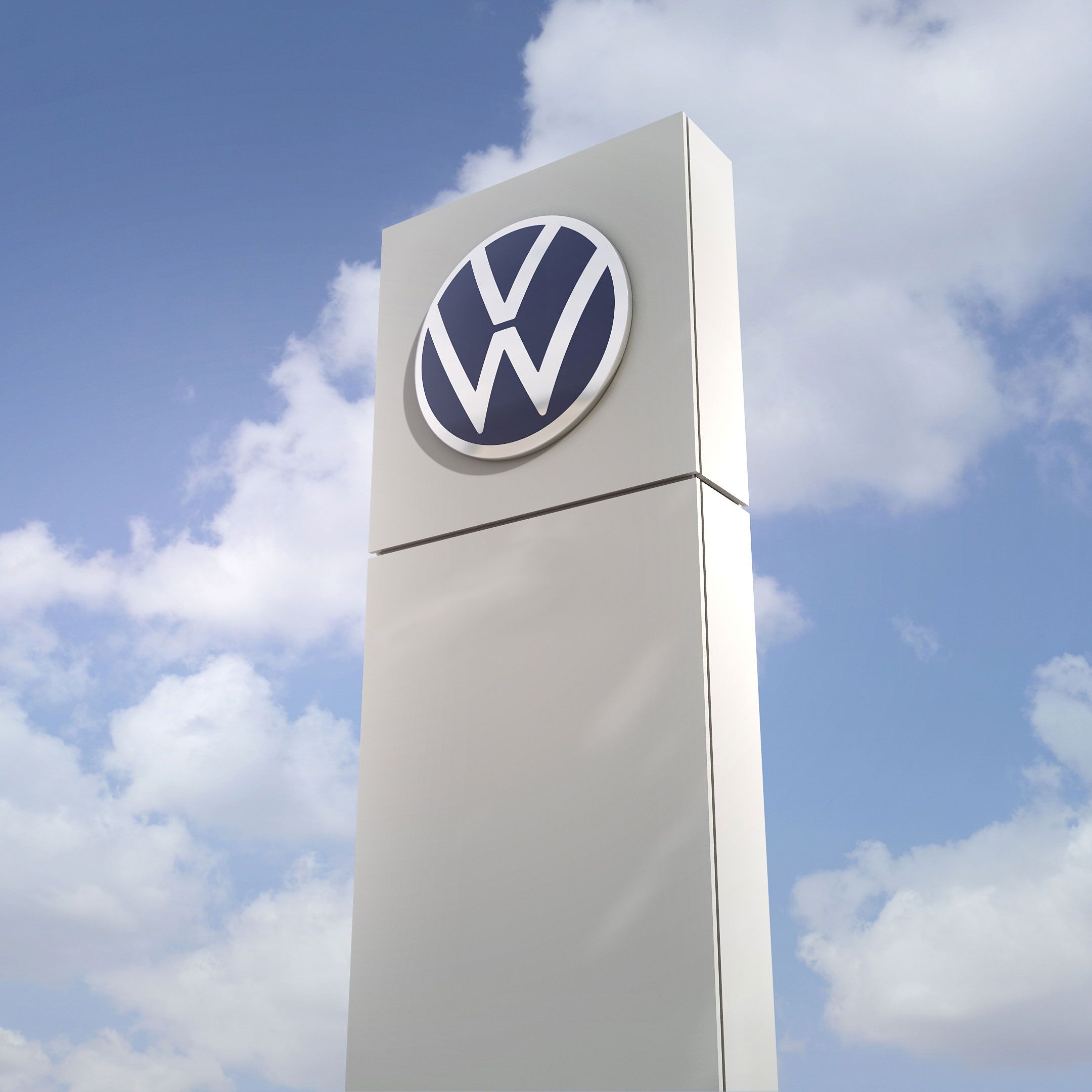 Säule mit Volkswagen Logo mit Himmel im Hintergrund.