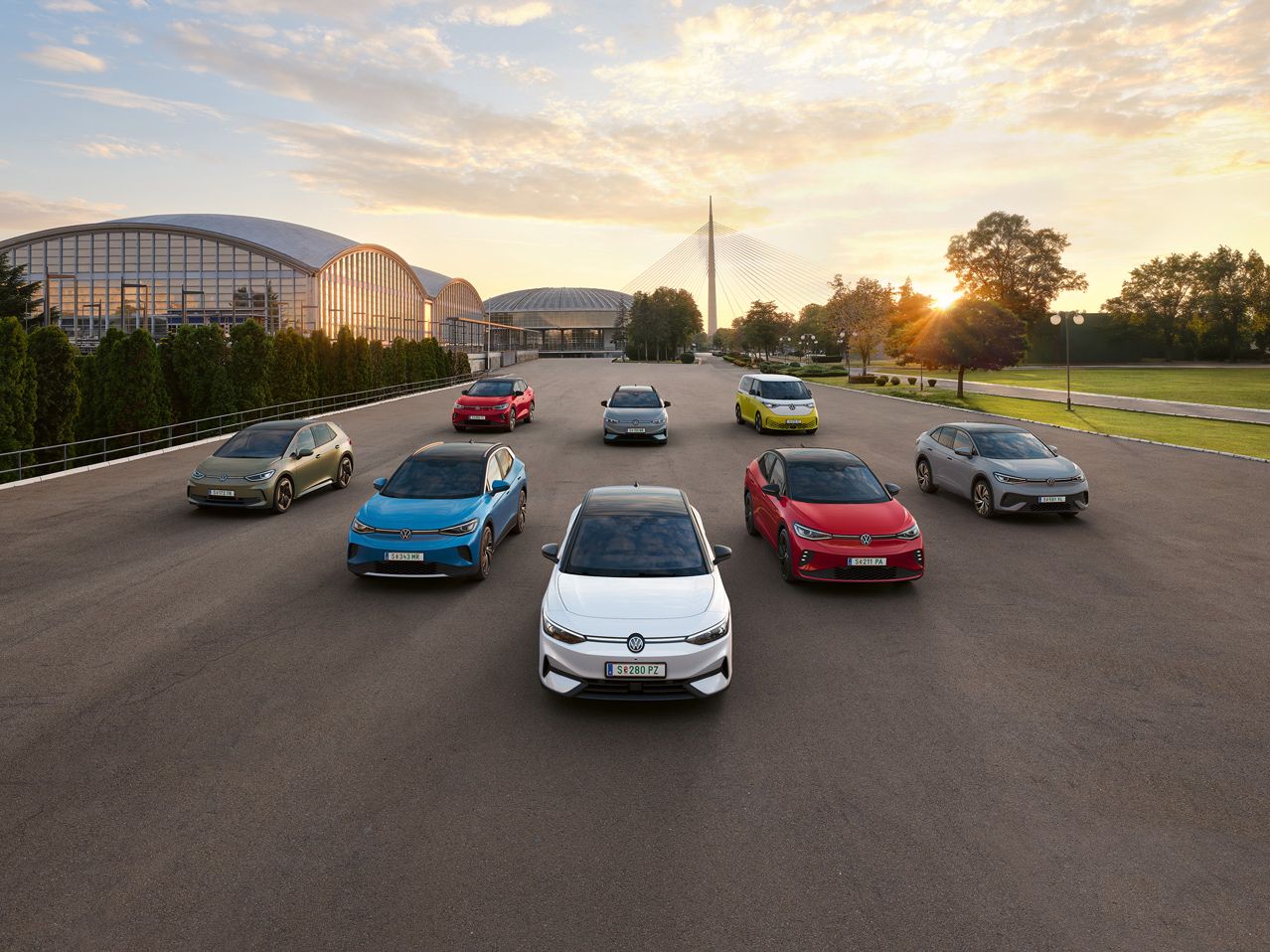  Alle VW Elektroautos, die ID. Modelle, fahren nebeneinander.