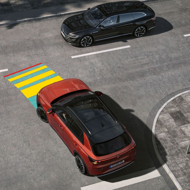 VW T-Roc Illustration zeigt schematisch anhand eines VW T-Roc die Funktionsweise des Kreuzungsassistenten.