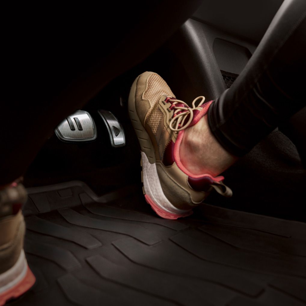 Blick auf die Pedale eines ID.3, eine Person drückt auf das Gaspedal. 