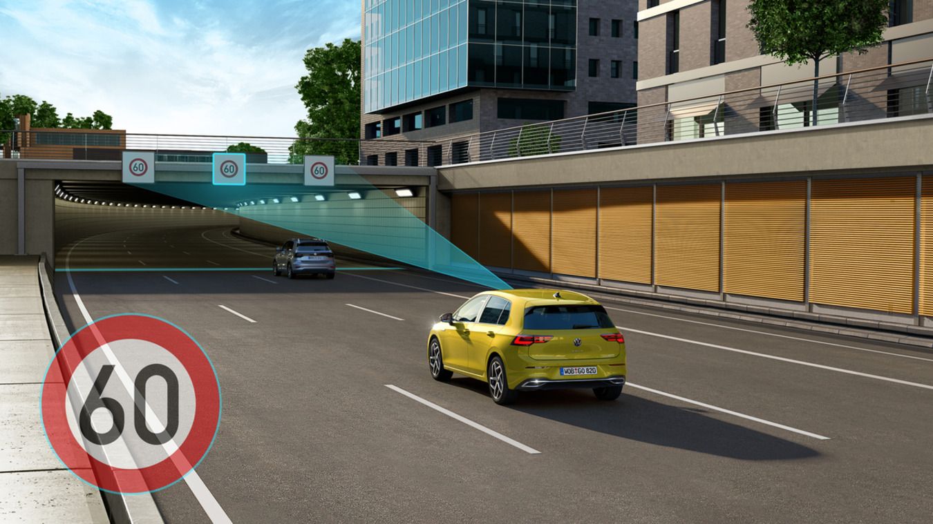 Ein animiertes Bild, welches einen gelben Golf von hinten zeigt, welcher auf der Autobahn fährt und das Verkehrszeichen vor sich erkennt.