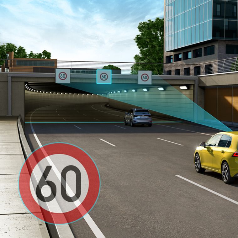 Ein animiertes Bild, welches einen gelben Golf von hinten zeigt, welcher auf der Autobahn fährt und das Verkehrszeichen vor sich erkennt.
