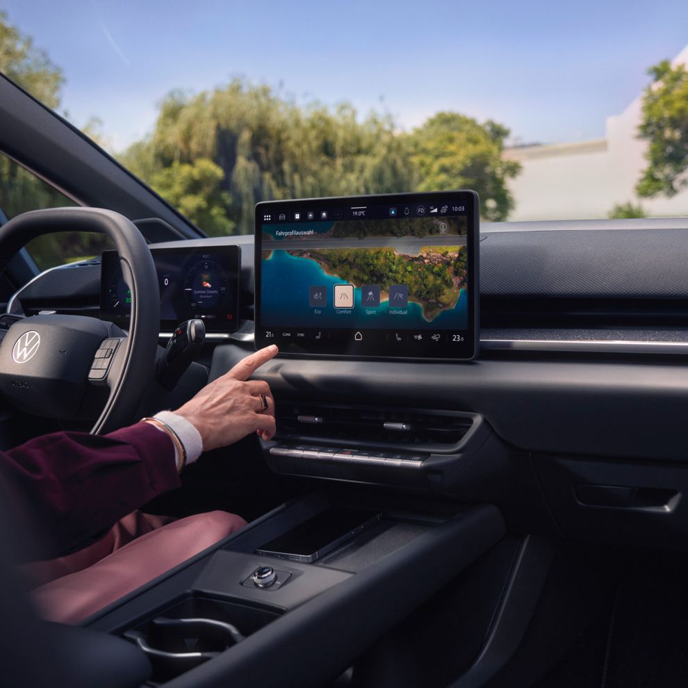 Eine Frau tippt auf das Center-Display in einem VW ID.3 Neo