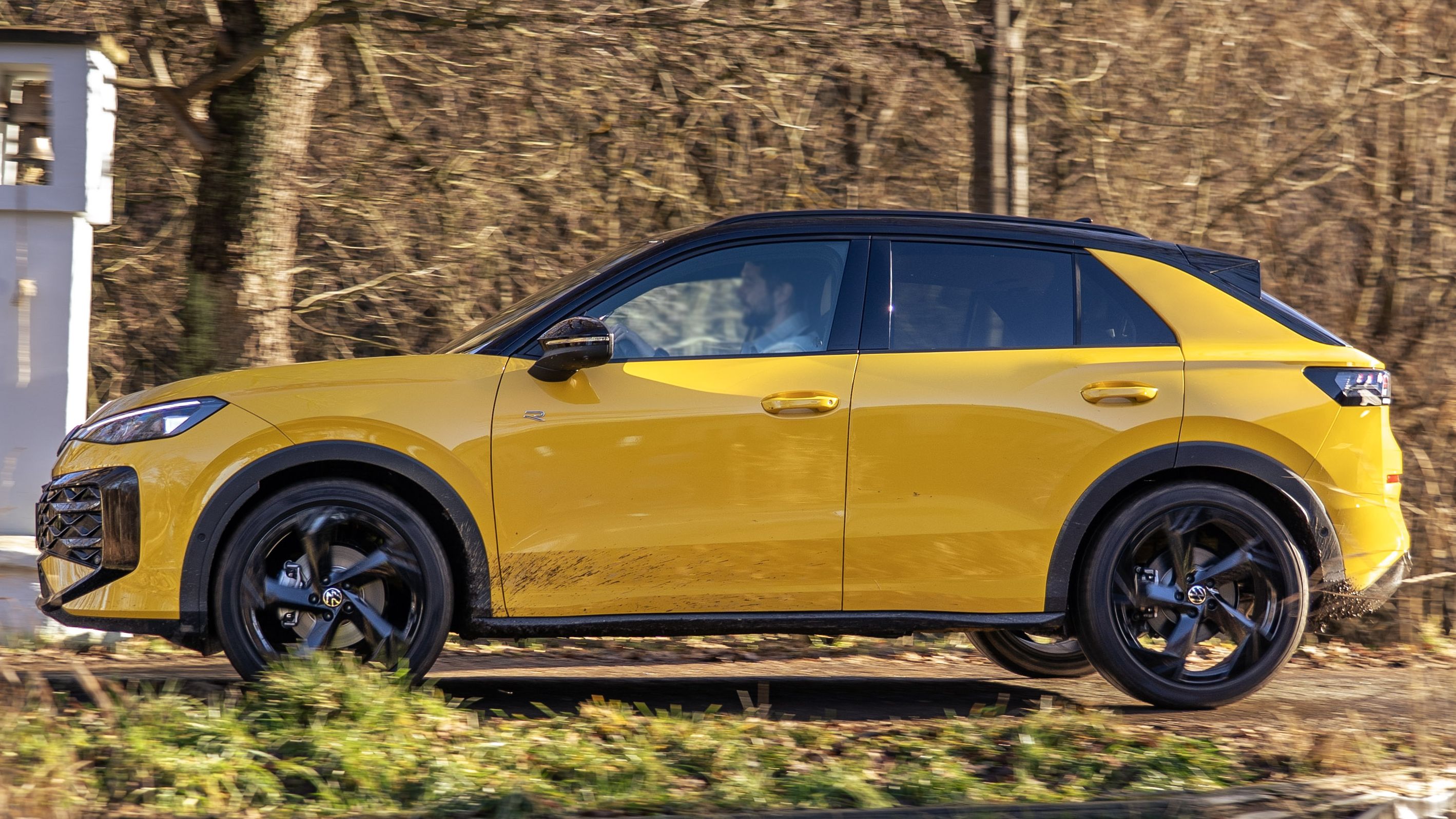 Volkswagen T-Roc ve žluté barvě zboku