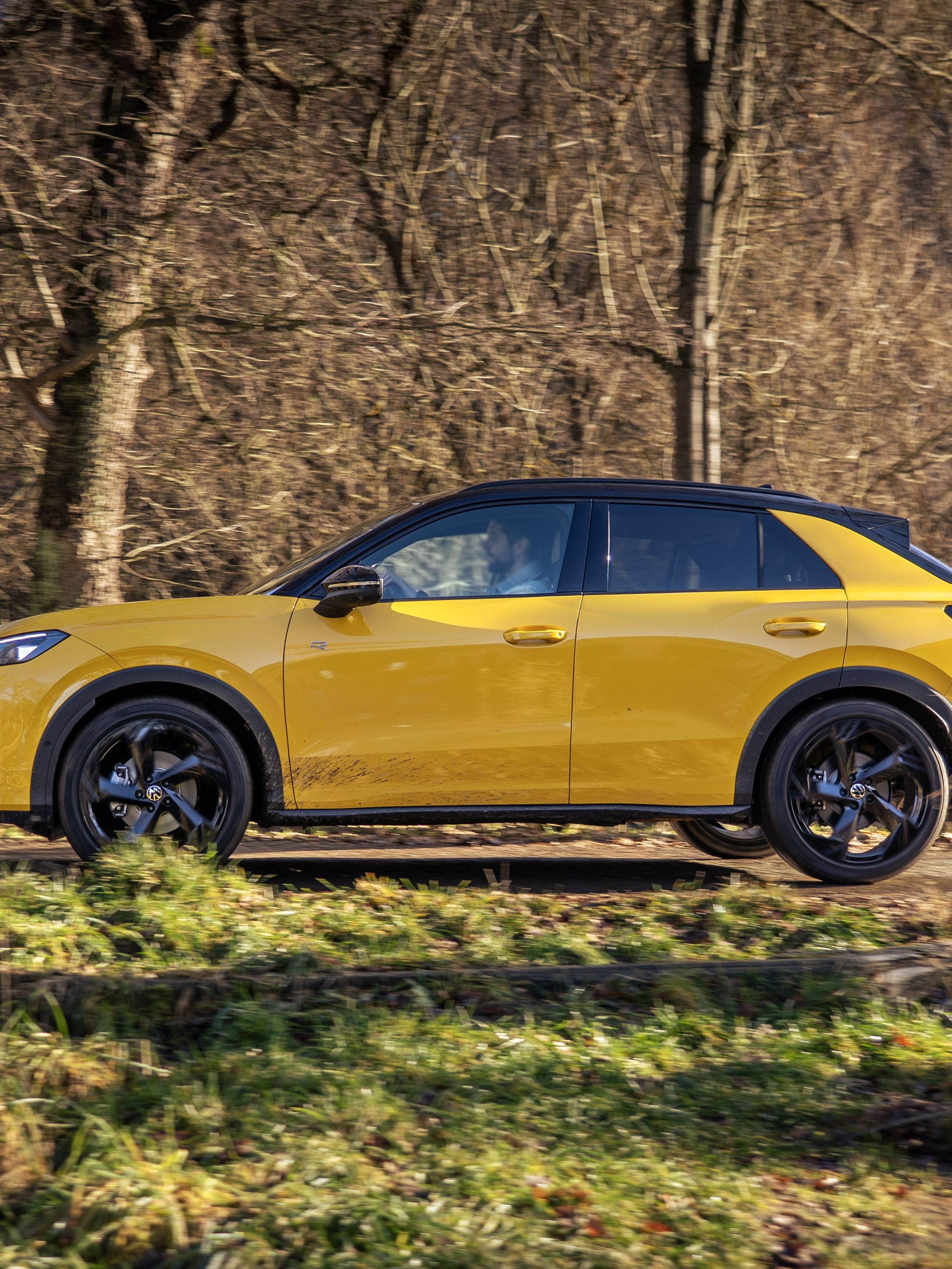 Volkswagen T-Roc ve žluté barvě zboku