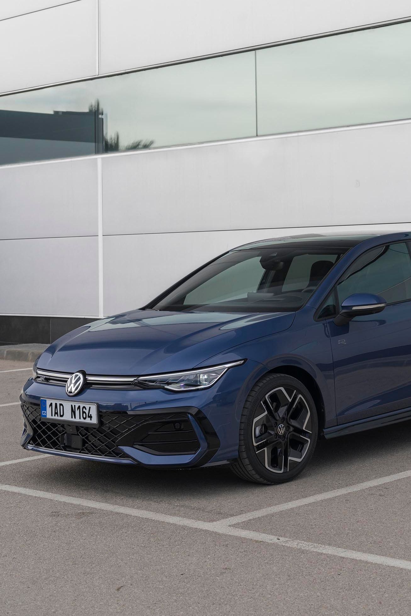 Volkswagen Golf R-Line v modré metalické barvě Anemone