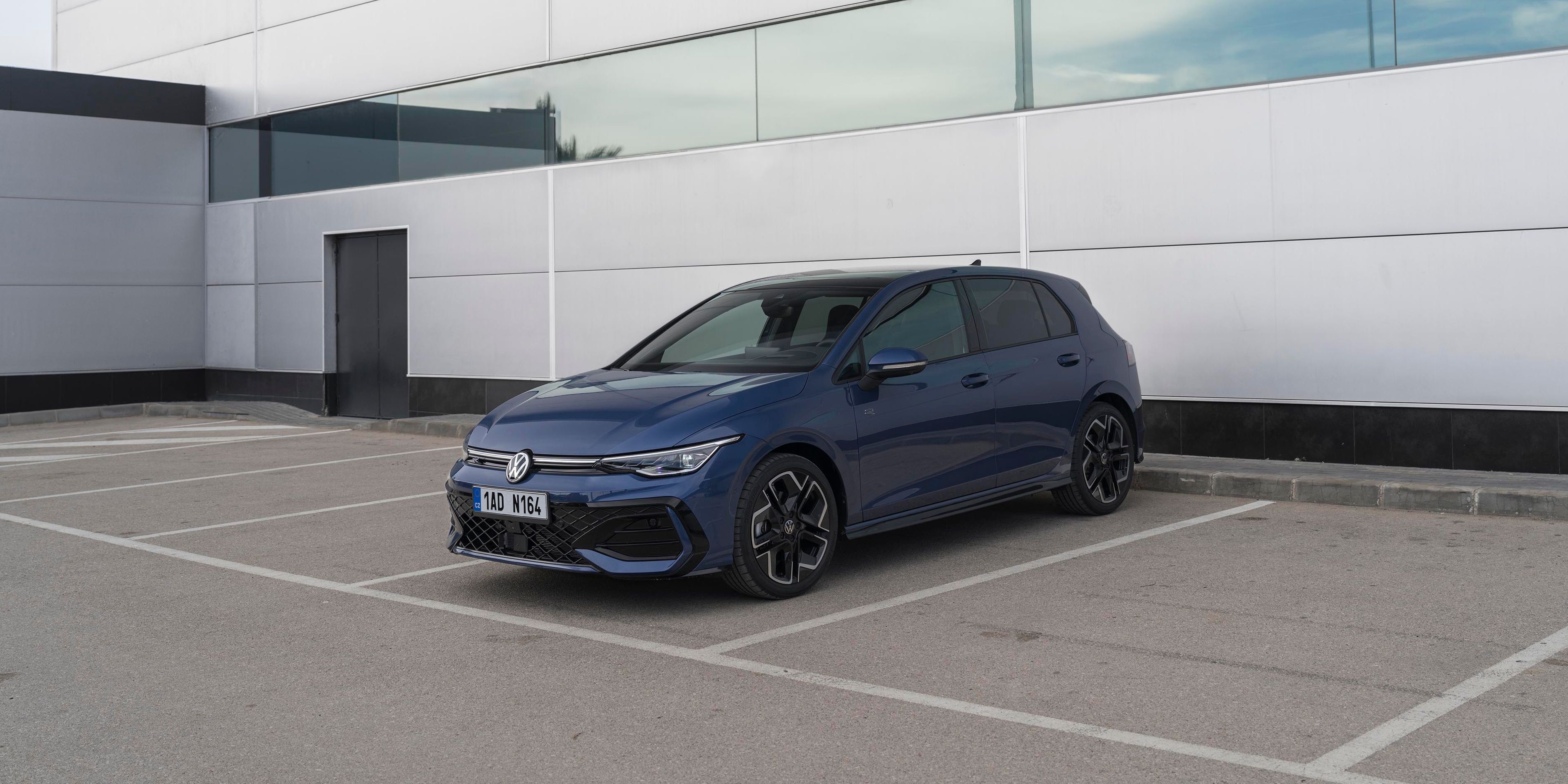 Volkswagen Golf R-Line v modré metalické barvě Anemone