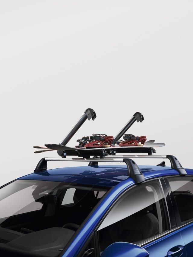 Volkswagen s držákem lyží a snowboardů na střeše