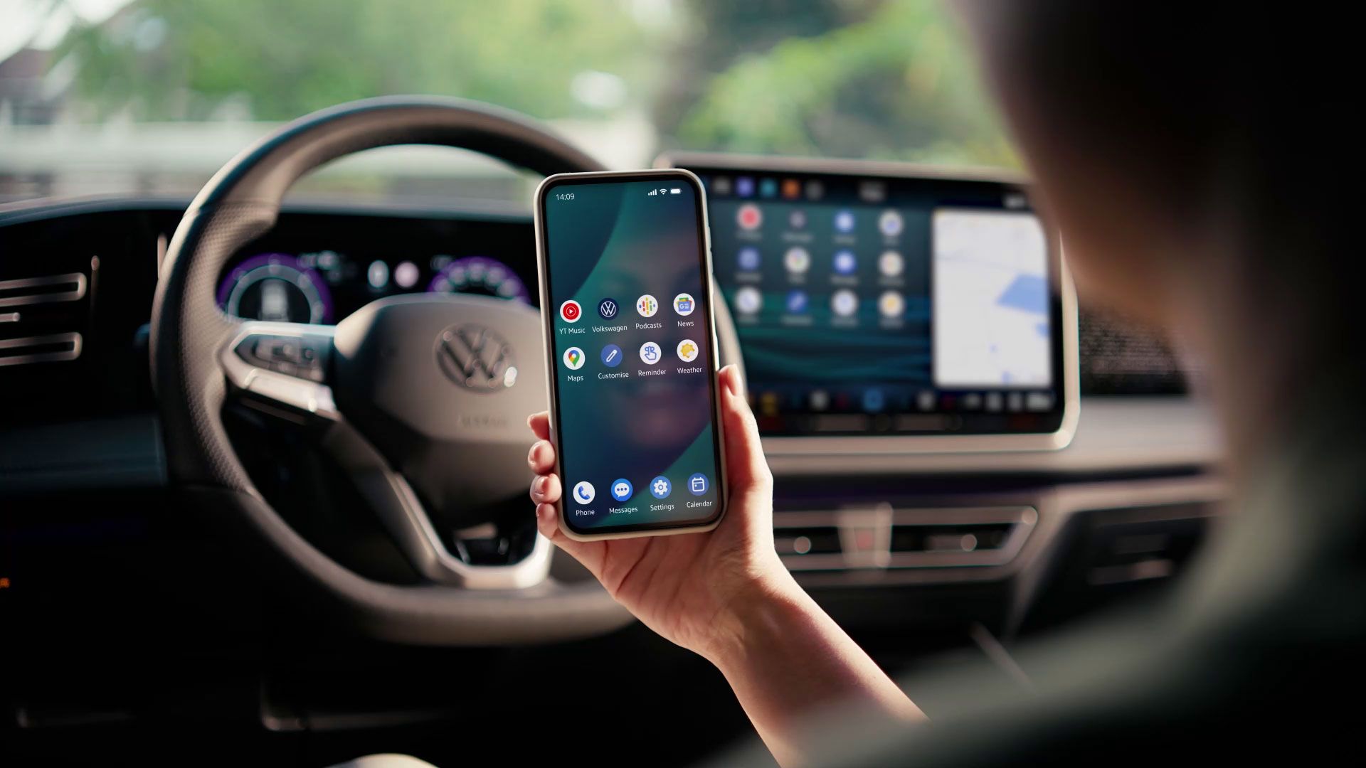 Žena sedí na sedadle řidiče a přes App-Connect zrcadlí svůj chytrý telefon na displeji vozidla.