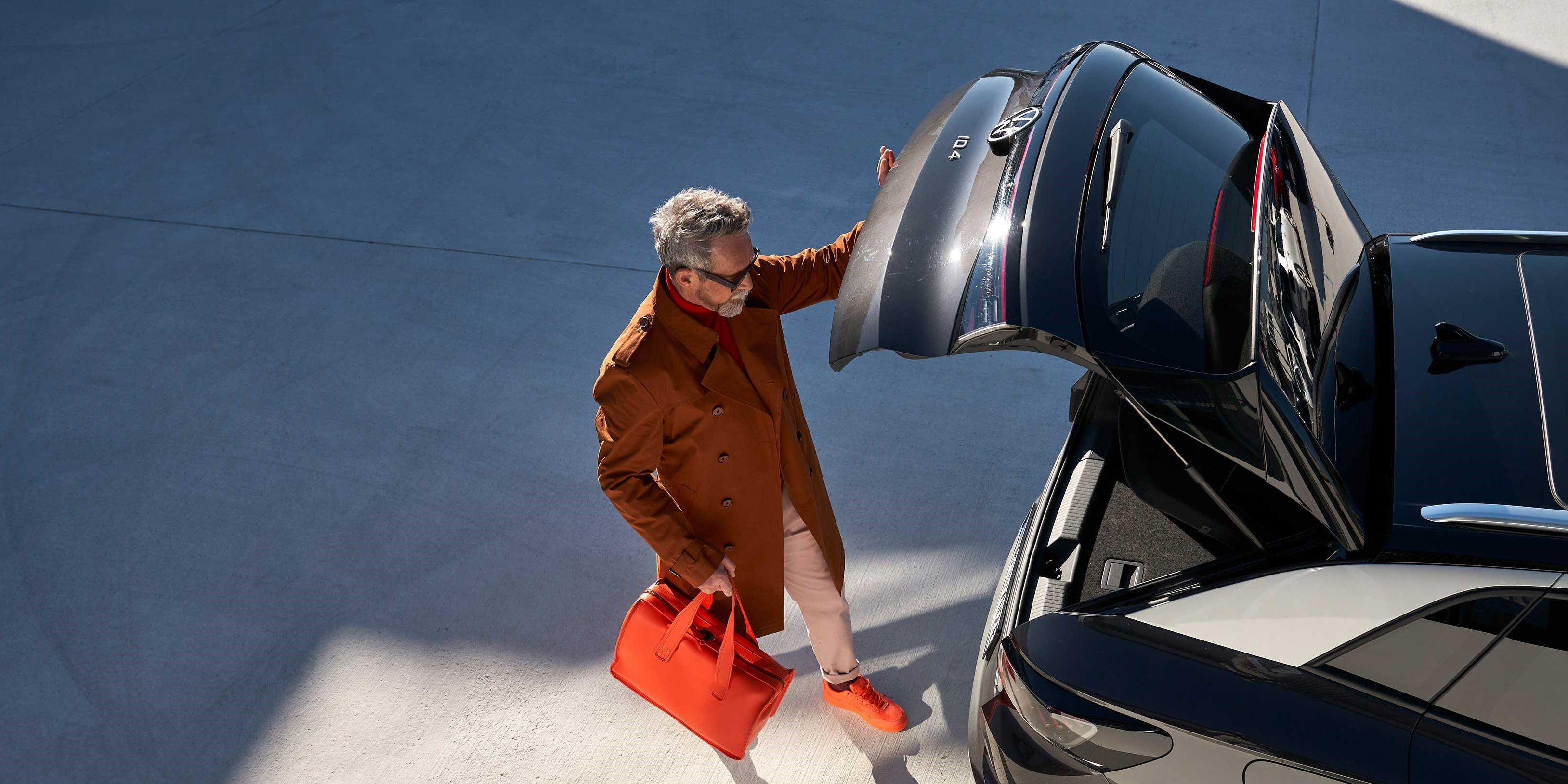 Muž otevírá dveře zavazadlového prostoru modelu Volkswagen ID.4