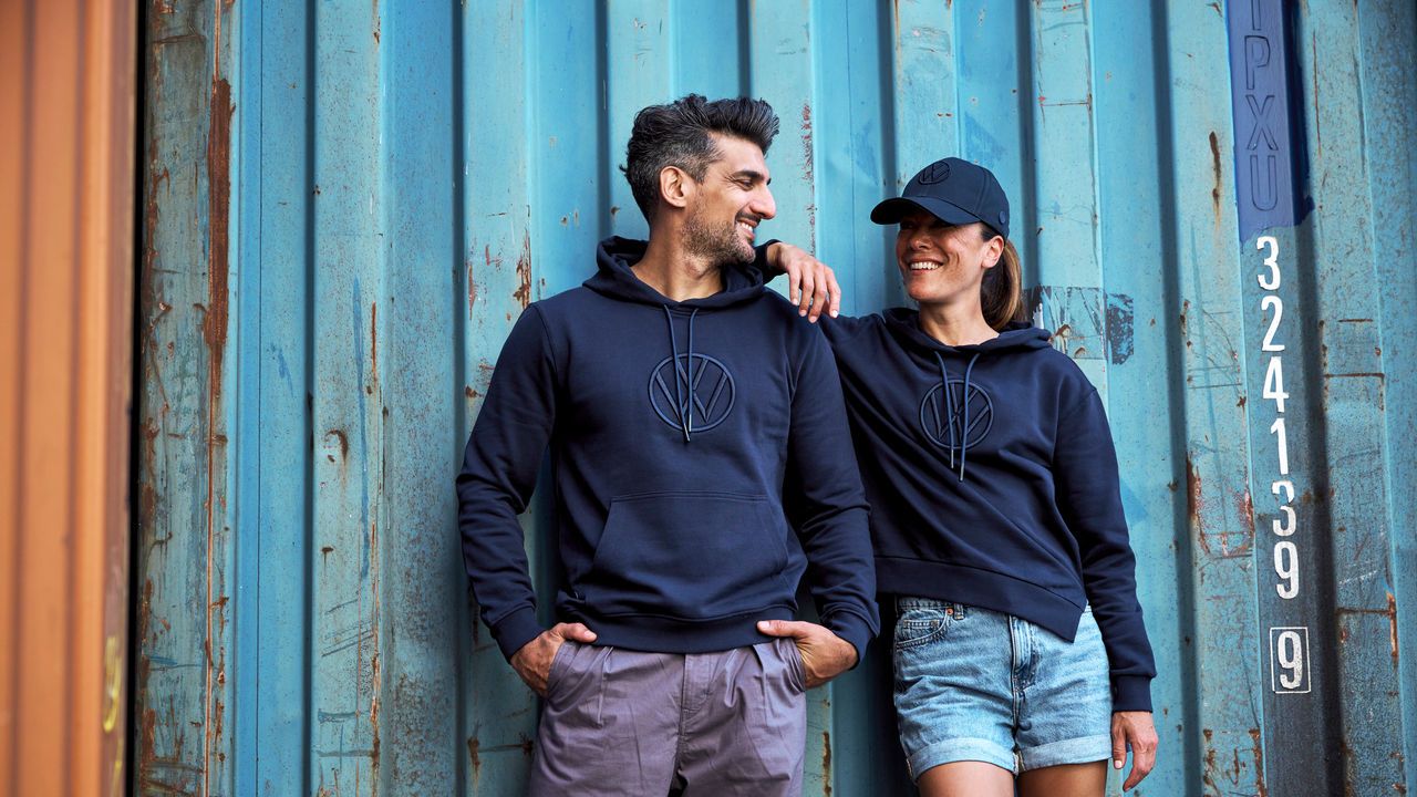 Ein Mann und eine Frau mit blauen Hoodies mit Volkswagen Logo.