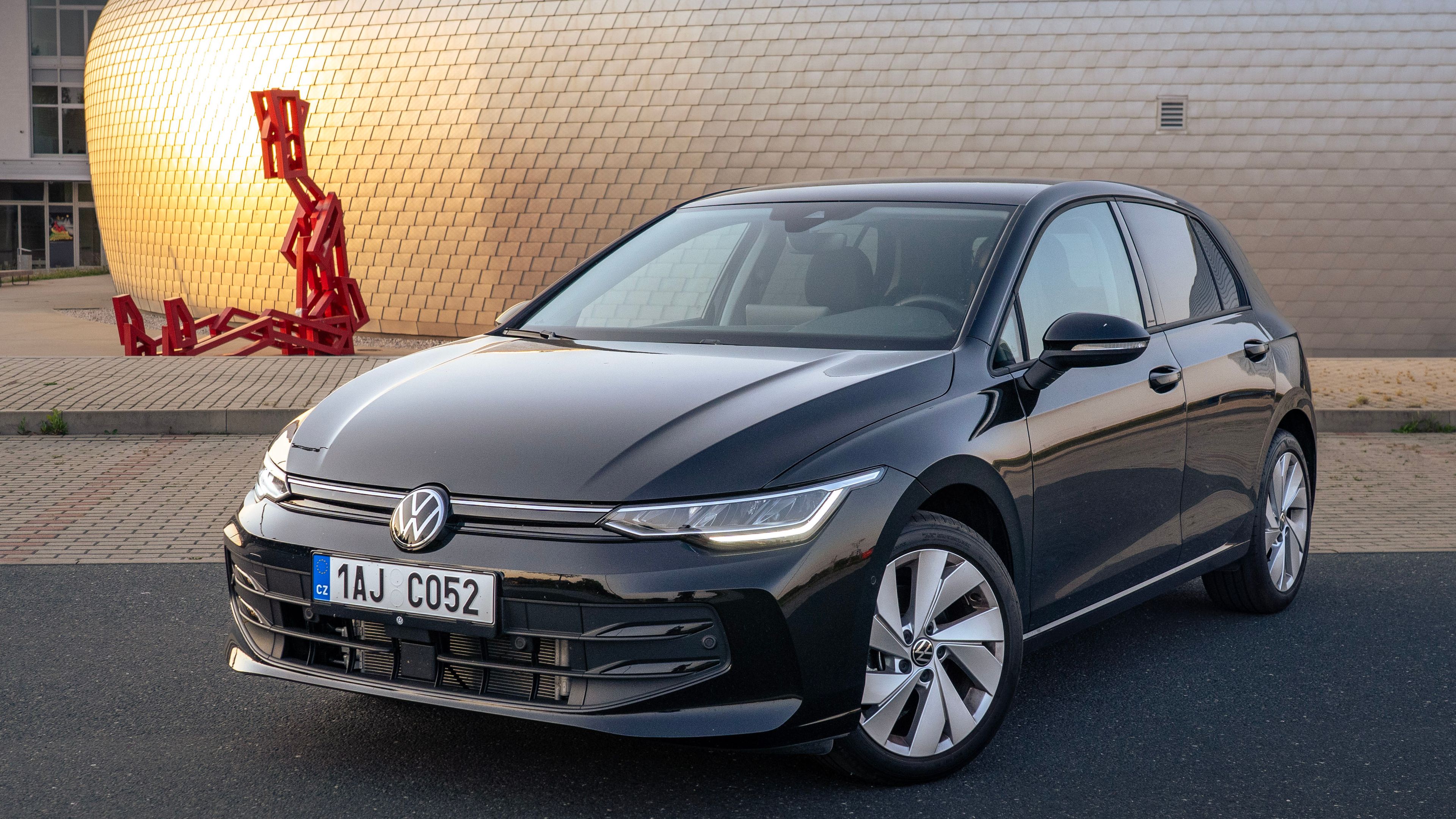 Volkswagen Golf v černé barvě