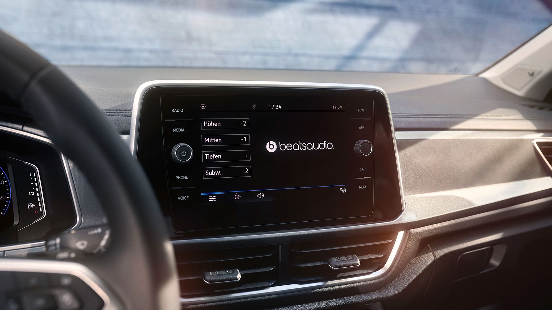Interiér modelu T-Roc, detailní pohled na Infotainment systém Discover Media