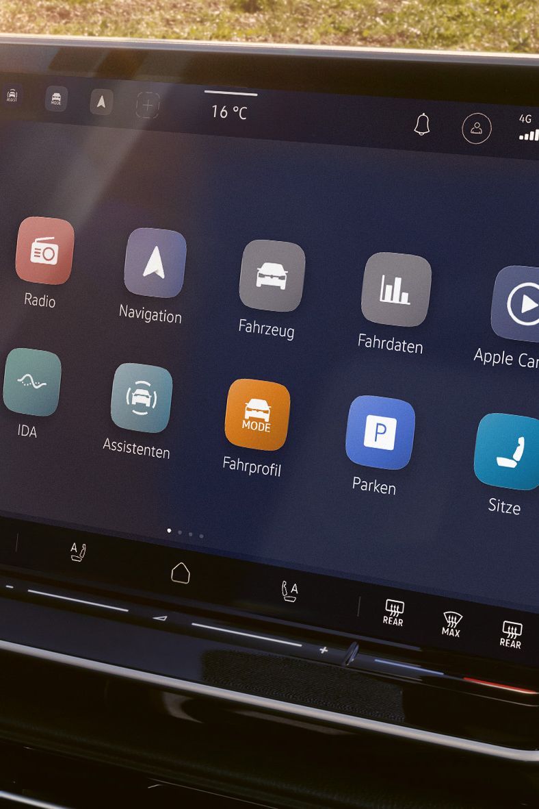 Das Bild zeigt das Infotainment System eines ID. Modells und eine Übersicht über die verfügbaren Funktionen im Menü
