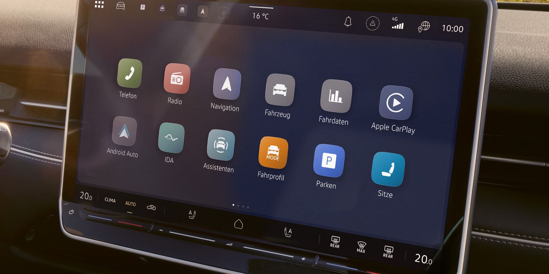 Das Bild zeigt das Infotainment System eines ID. Modells und eine Übersicht über die verfügbaren Funktionen im Menü