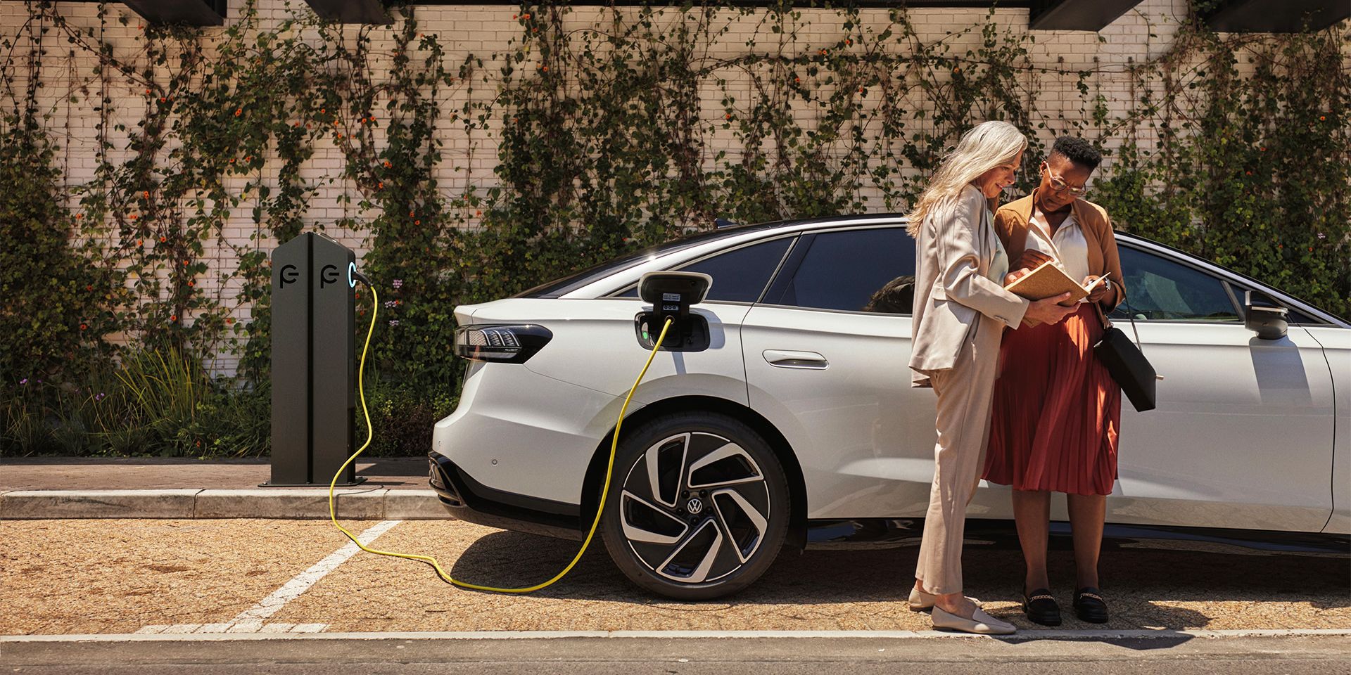 Muž nabíjí svůj elektromobil VW ID.5 GTX s využitím služby We Charge