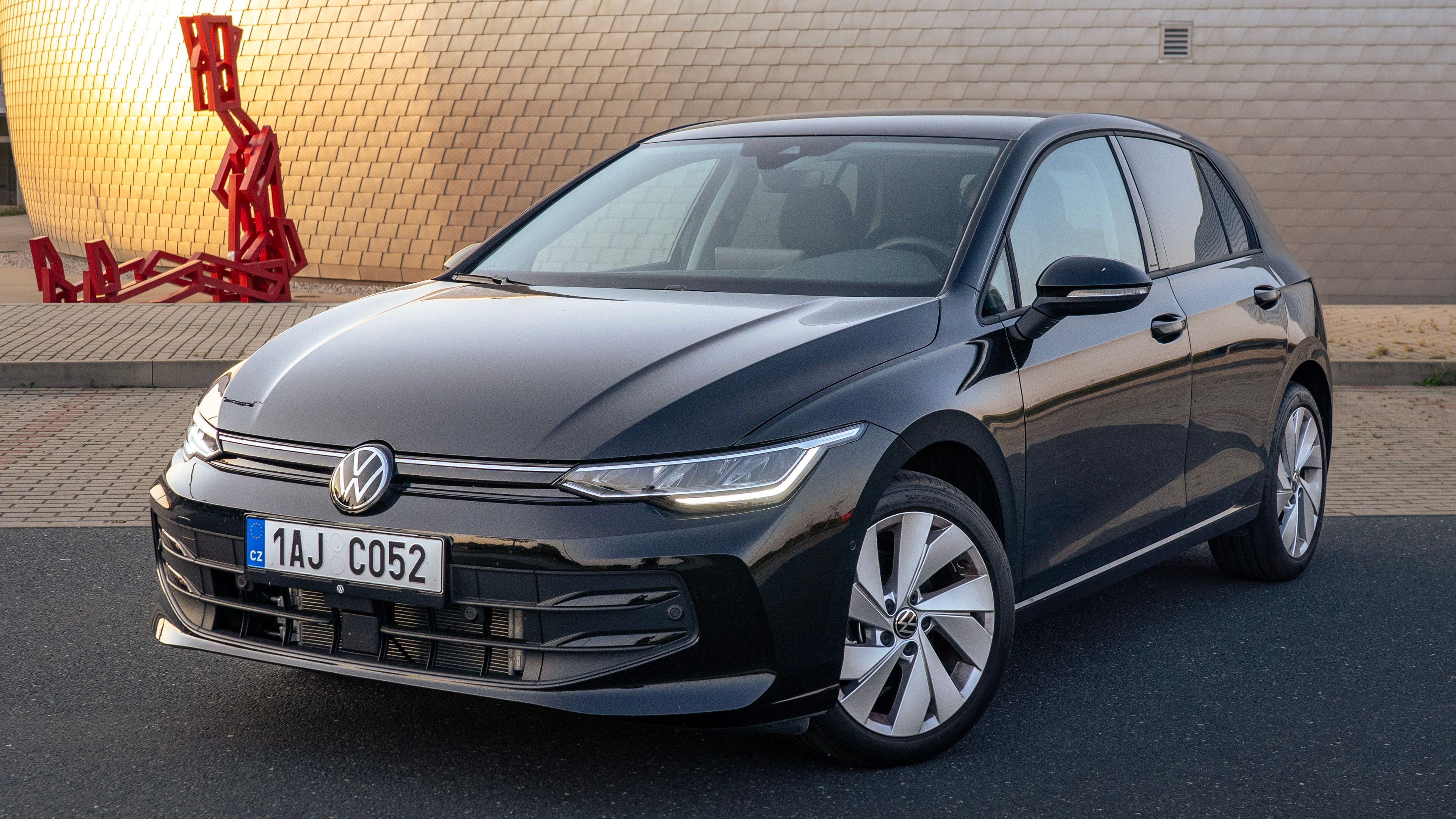 Volkswagen Golf v černé barvě