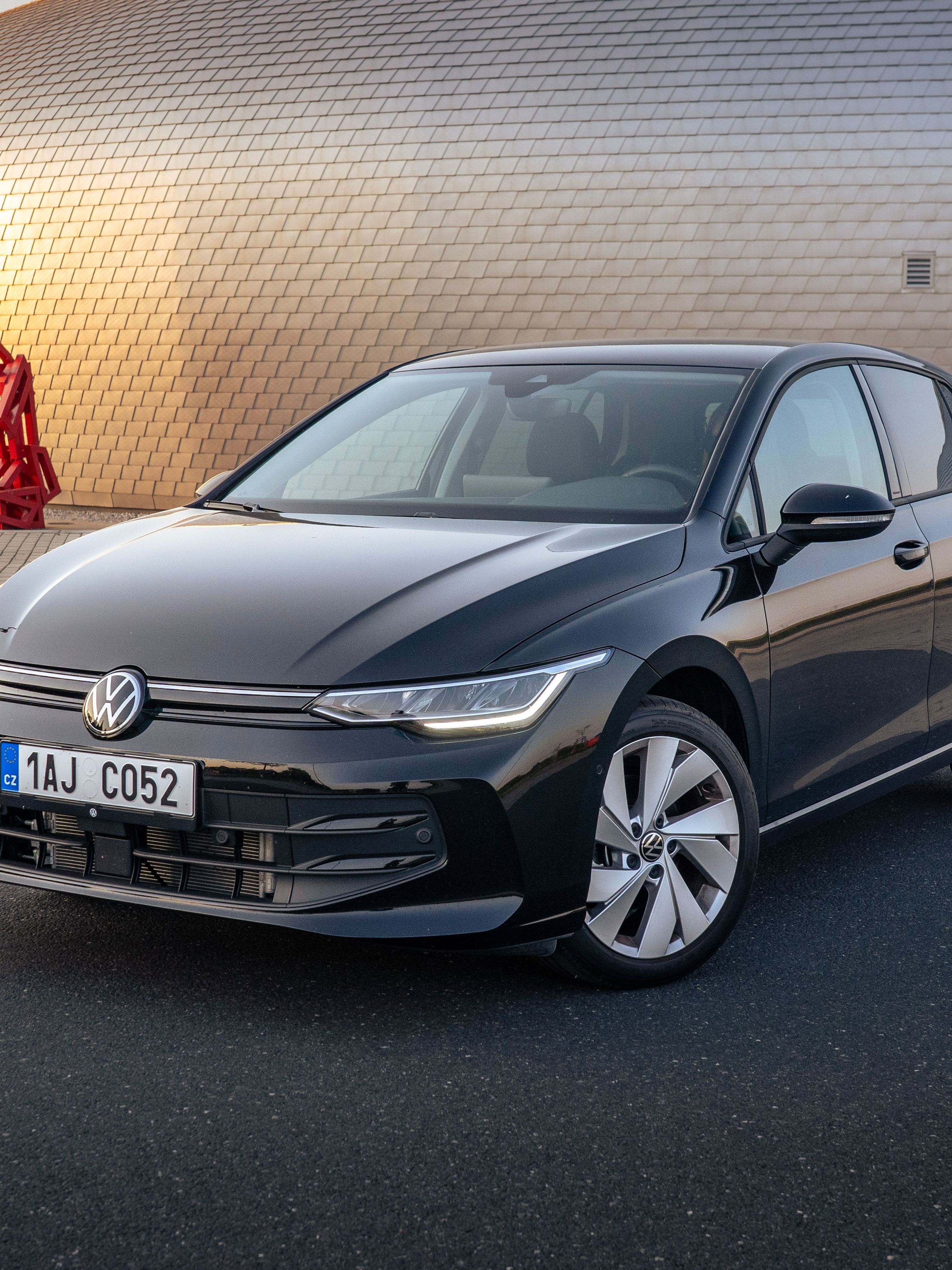 Volkswagen Golf v černé barvě