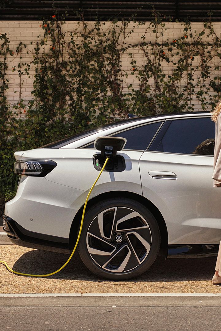 Muž nabíjí svůj elektromobil VW ID.5 GTX s využitím služby We Charge
