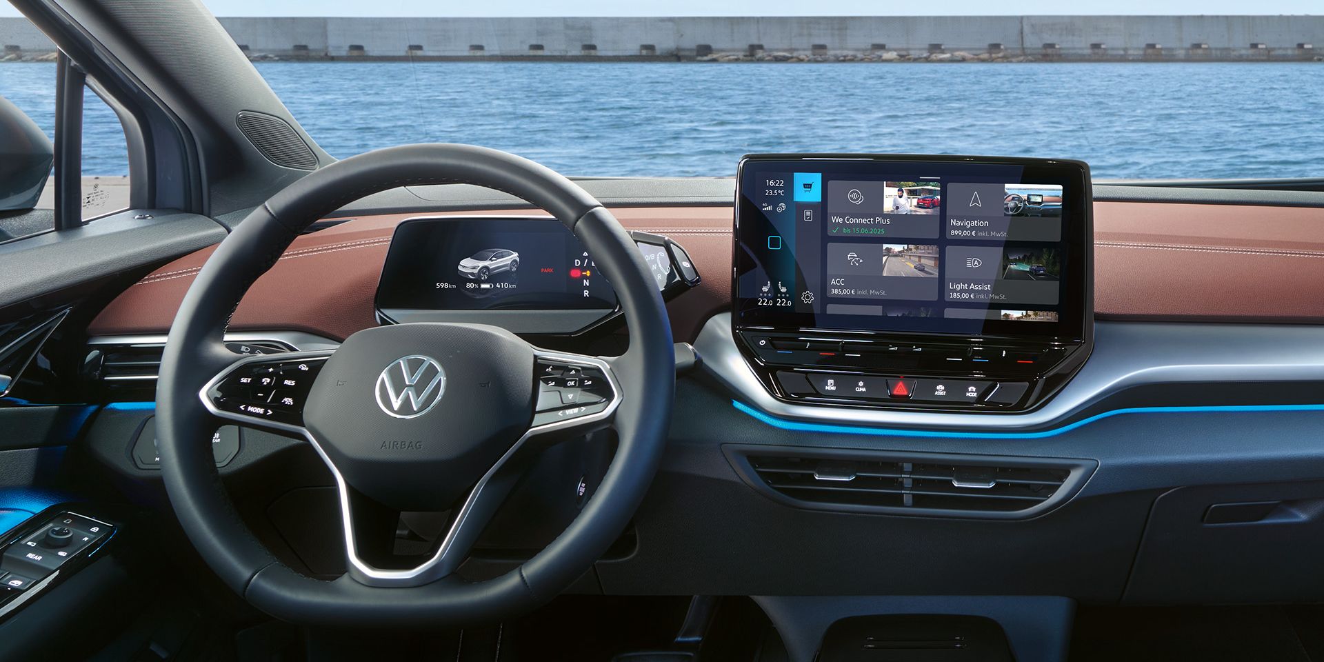 Digitální kabina vozidla VW ID.5, pohled na volant a dotykový displej, na displeji je vidět In-Car Shop,