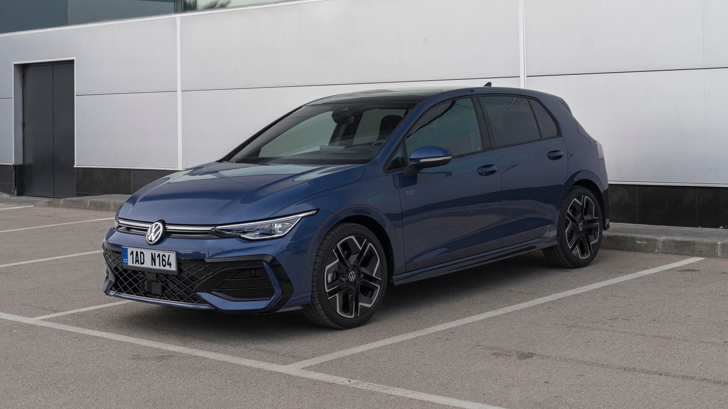 Volkswagen Golf R-Line v modré metalické barvě Anemone