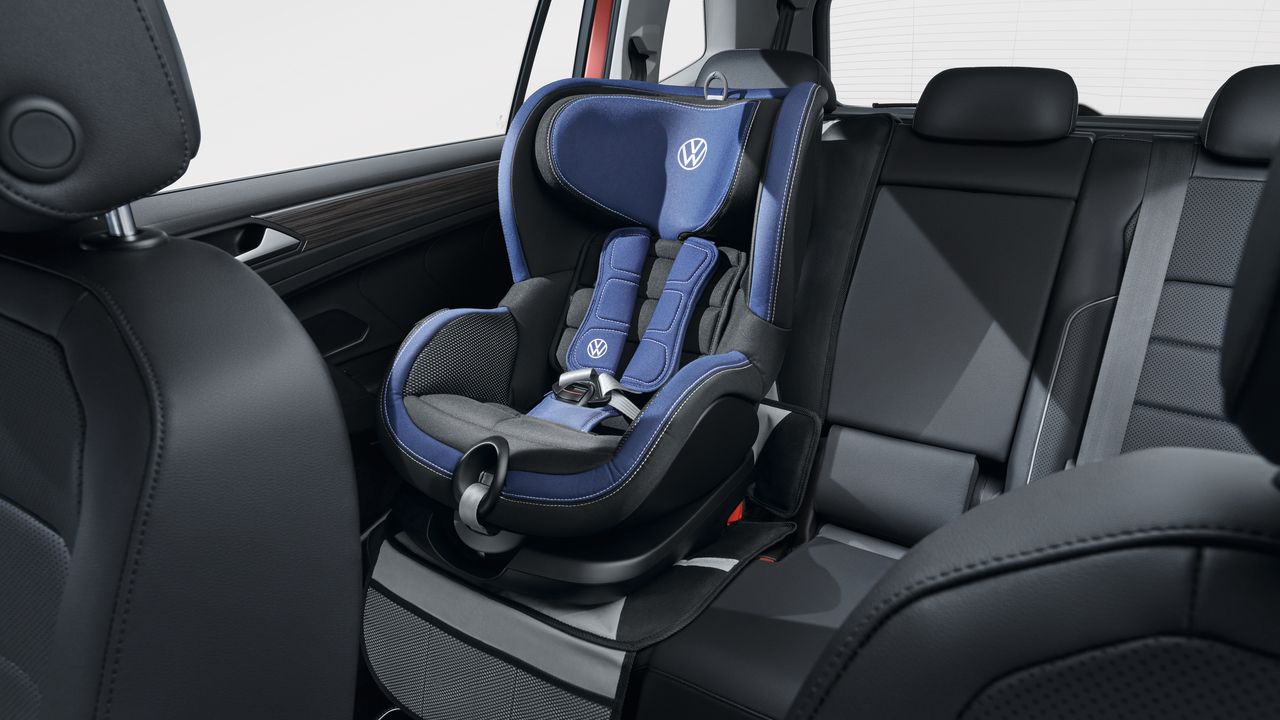 Volkswagen Original  i-SIZE Trifix Kindersitz in Fahrtrichtung auf der Rückbank eines Volkswagen montiert.